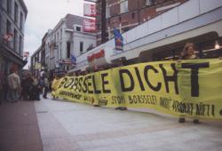 Demonstranten eisen de sluiting van Borssele uiterlijk in 2003